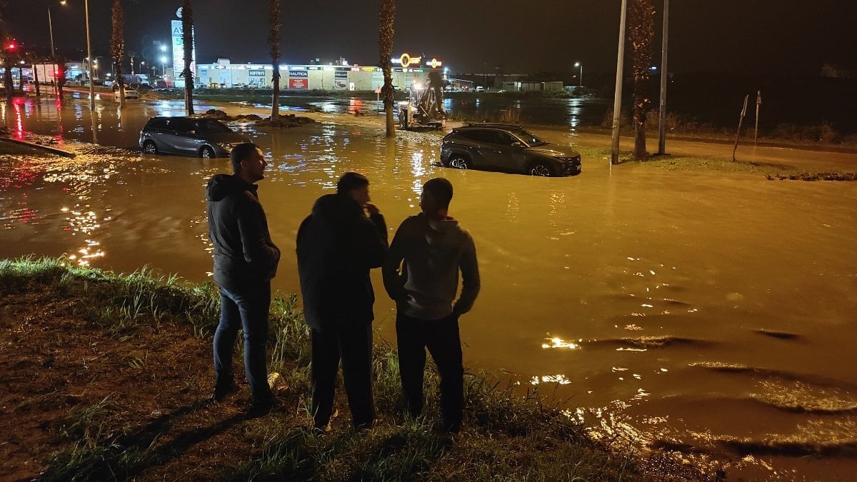 Aydın Kuşadası’nda sağanak yağış sele yol açtı