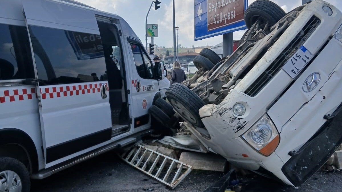 Bilecik’te Kirmizi Isik Ihlali Iddiasi: Minibusle Kamyonet Carpis­ti, 9 Kisi Yaralandi