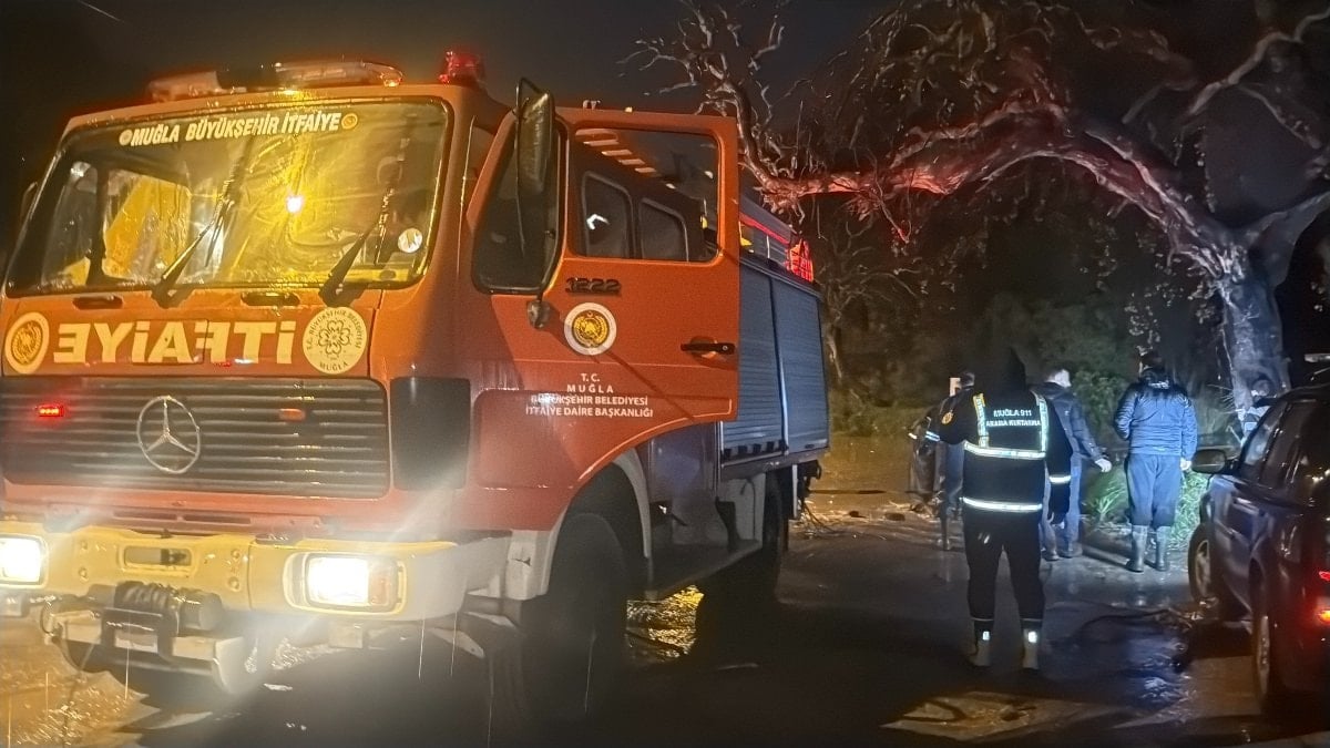 Bodrum’da sağanak yağış sele yol açtı: Dereye kapılan araç kurtarıldı, bazı evleri su bastı