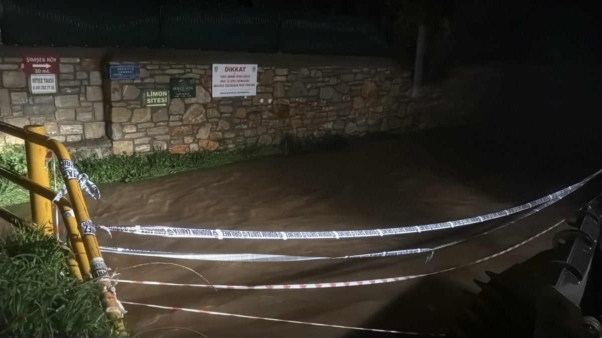 Sağanak sonrası yollarda biriken çamur