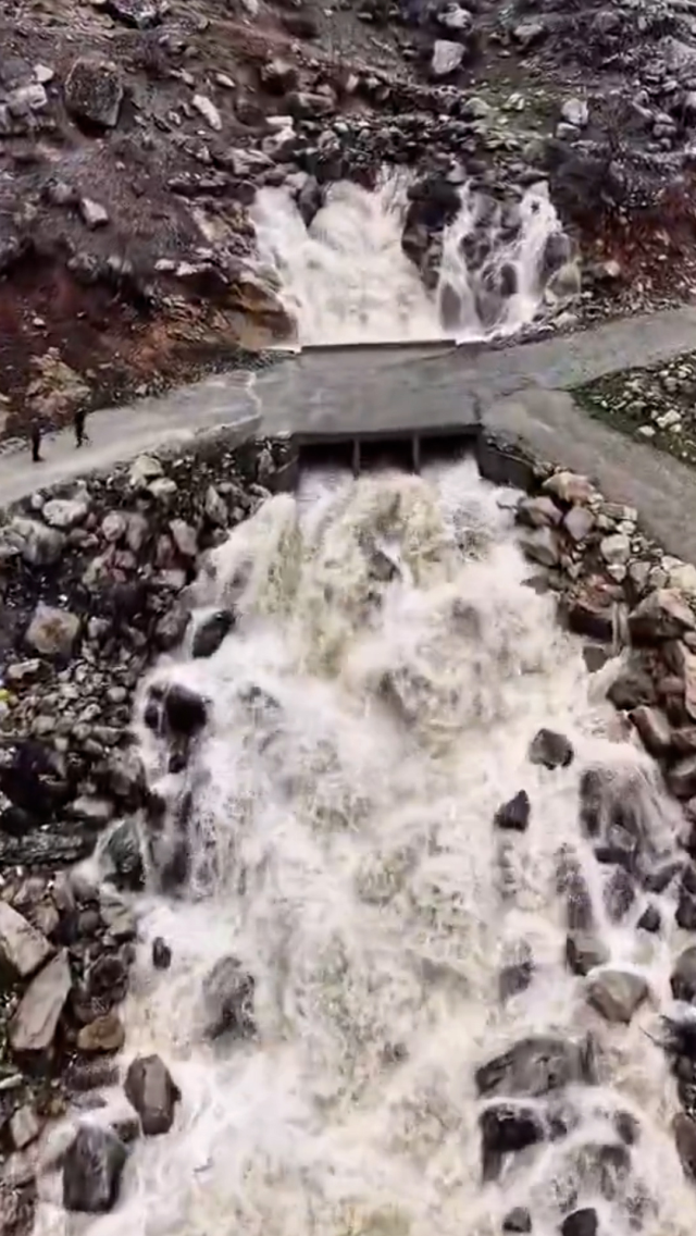 Yoğun yağışların ardından oluşan su akışı şelale görüntüsü verdi