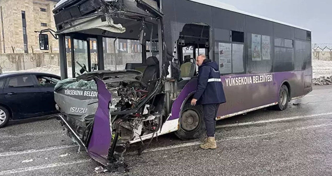 Hakkari Yüksekova’da Korkunç Çarpışma: Otobüs ve Minibüs Birbirine Girdi, 18 Yaralı!