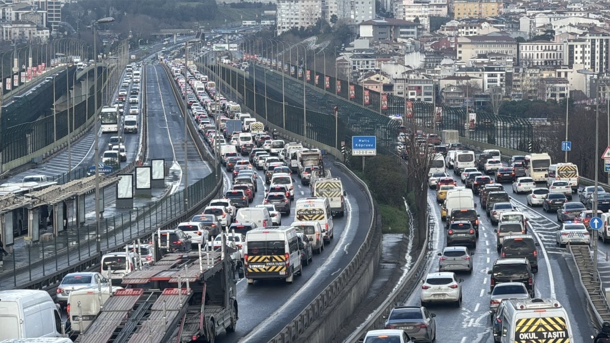 İstanbul’da Trafik Alarmı: Mesai Çıkışında Yoğunluk Yüzde 87’ye Dayandı