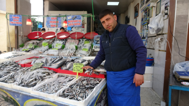 Kilis'te hamsi sevinci: Vatandaşlar çiğ çiğ yedi