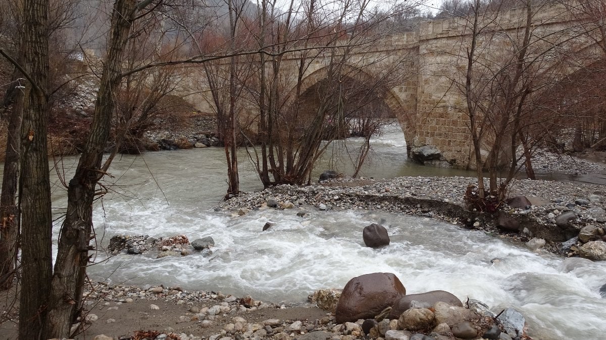 Malatya Arapgir’de Sağanak ve Yoğun Kar Dereleri Taşırdı: Kozluk Çayı Taştı!