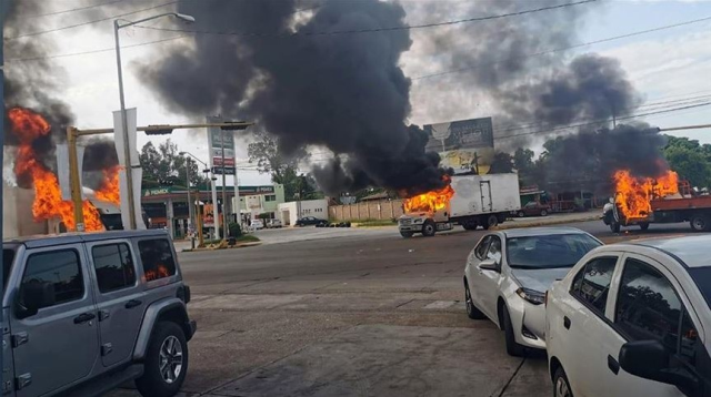 Yol kapatma ve duman görüntüleri