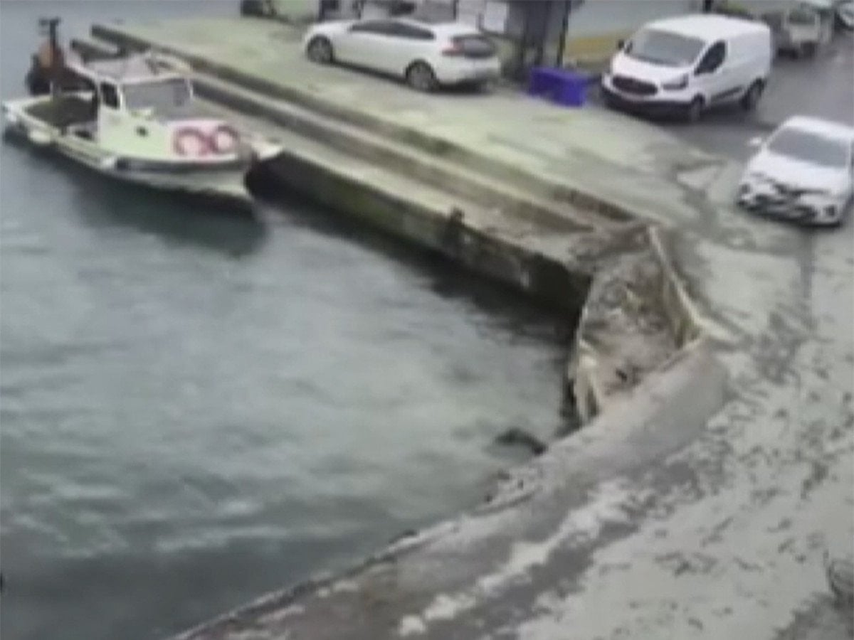 Sarıyer'de otomobilin denize düştüğü anlar