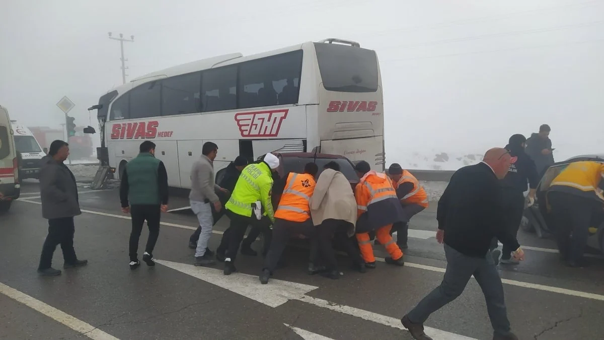 Sivas’ta Şoke Eden Kayıt: Telefonla ve Çayla Direksiyon Başında! 4 Araçlık Zincirleme Kazada 7 Yaralı